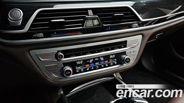 BMW 7-Series 2020 — photo 28