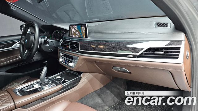 BMW 7-Series 2020 — photo 30
