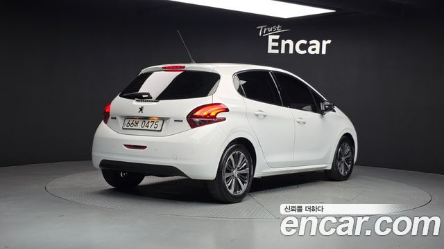 Peugeot 208 2017 — photo 2