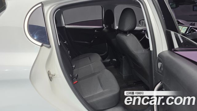 Peugeot 208 2017 — photo 11