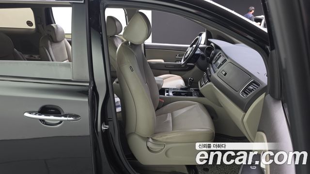 Kia Canival 2015 — photo 12