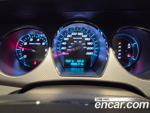 Ford Taurus 2012 — photo 8