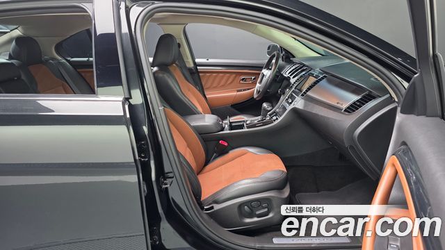 Ford Taurus 2012 — photo 11