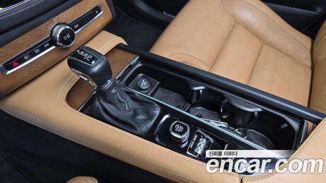 Volvo XC90 2018 — photo 12