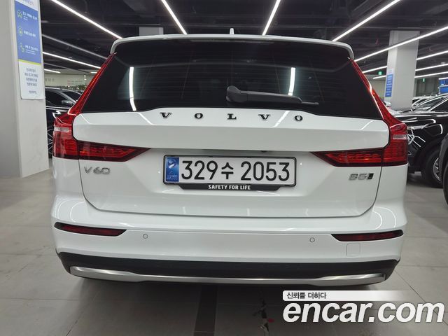 Volvo V60 2023 — photo 2