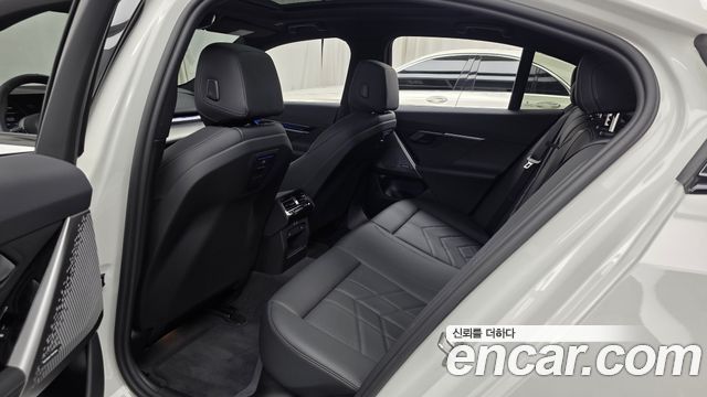 BMW 5-Series 2026 — photo 16