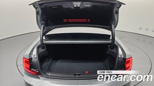 Volvo S90 2017 — photo 18