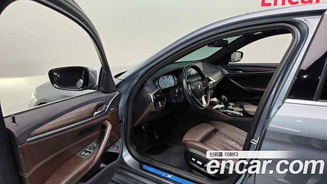 BMW 5-Series 2018 — photo 10