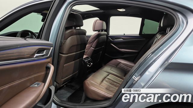 BMW 5-Series 2018 — photo 11
