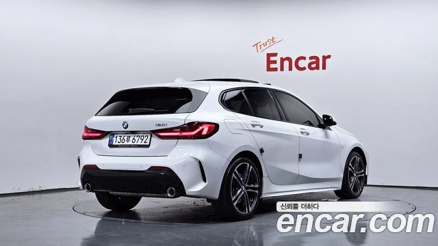 BMW 1-Series 2023 — photo 2