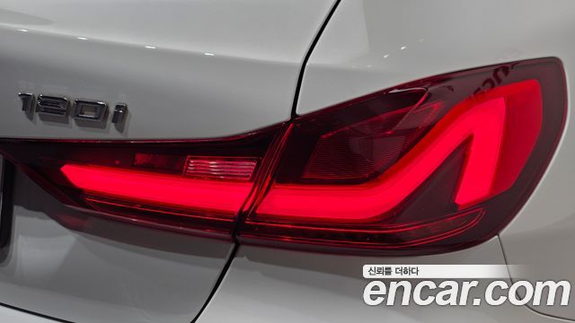 BMW 1-Series 2023 — photo 9