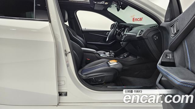 BMW 1-Series 2023 — photo 16