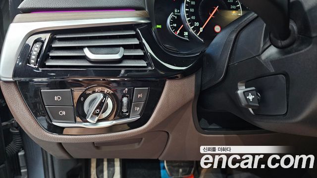 BMW 5-Series 2017 — photo 16