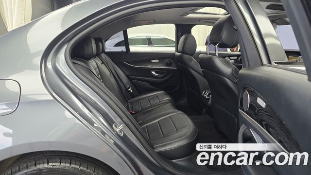 Mercedes-Benz E-Class 2019 — photo 17
