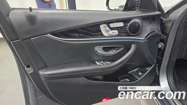 Mercedes-Benz E-Class 2019 — photo 14