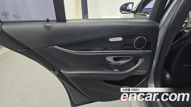 Mercedes-Benz E-Class 2019 — photo 15