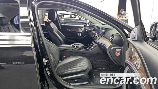 Mercedes-Benz E-Class 2017 — photo 11
