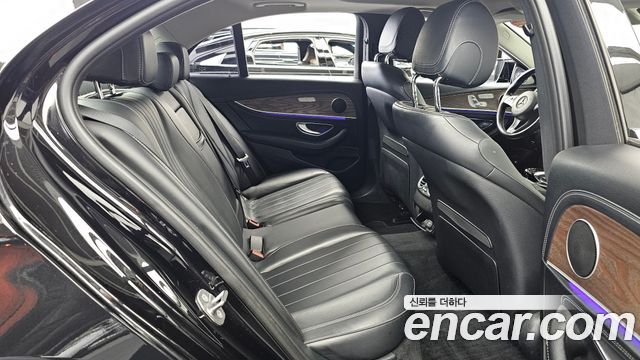 Mercedes-Benz E-Class 2017 — photo 12