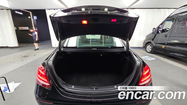 Mercedes-Benz E-Class 2017 — photo 20
