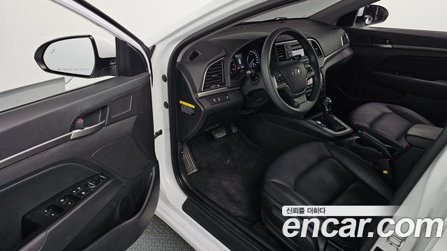 Hyundai AVANTE 2018 — photo 13
