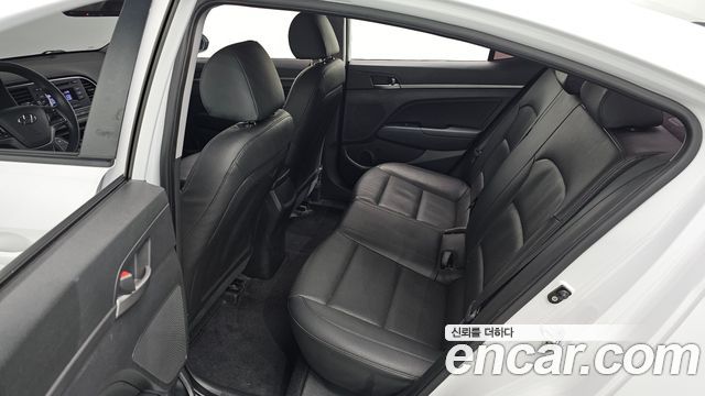 Hyundai AVANTE 2018 — photo 17