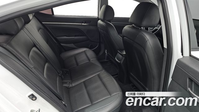 Hyundai AVANTE 2018 — photo 18