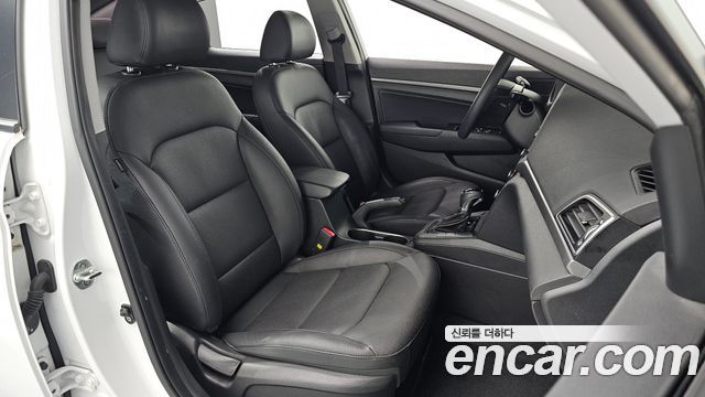 Hyundai AVANTE 2018 — photo 16
