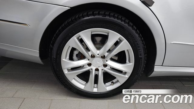 Mercedes-Benz E-Class 2011 — photo 5