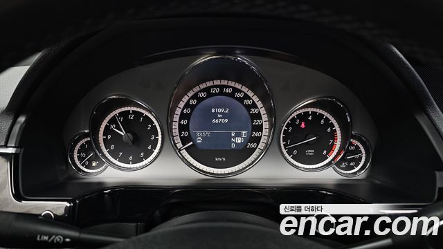 Mercedes-Benz E-Class 2011 — photo 8