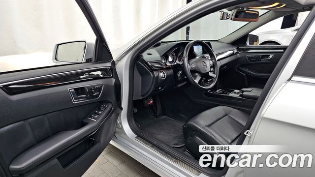 Mercedes-Benz E-Class 2011 — photo 10