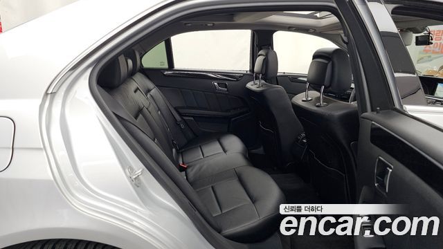 Mercedes-Benz E-Class 2011 — photo 12