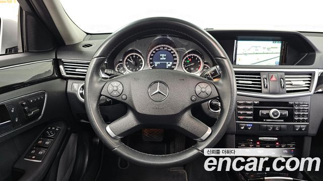 Mercedes-Benz E-Class 2011 — photo 13