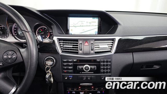 Mercedes-Benz E-Class 2011 — photo 14