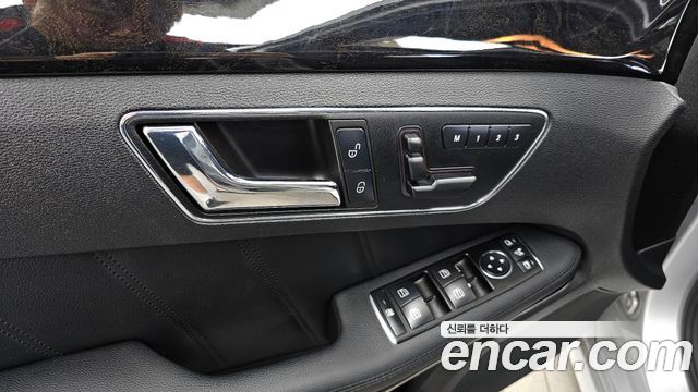 Mercedes-Benz E-Class 2011 — photo 17