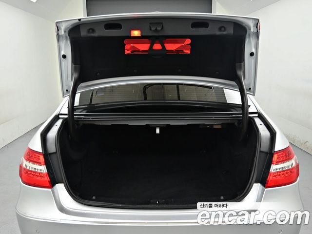 Mercedes-Benz E-Class 2011 — photo 20