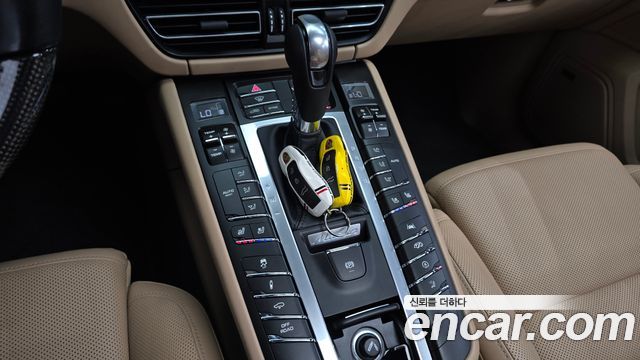 Porsche Macan 2021 — photo 12