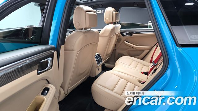 Porsche Macan 2021 — photo 17
