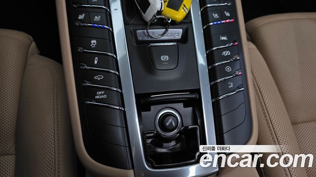 Porsche Macan 2021 — photo 23