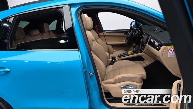 Porsche Macan 2021 — photo 16