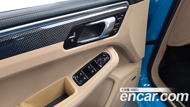 Porsche Macan 2021 — photo 27