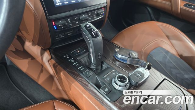 Maserati Quattroporte 2019 — photo 9