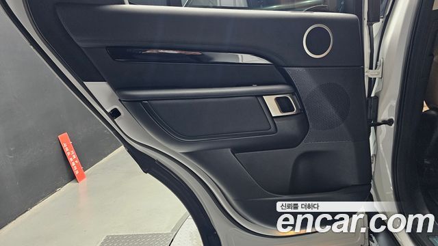 Land Rover Discovery 2022 — photo 15