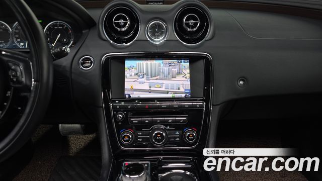 Jaguar XJ 2014 — photo 13