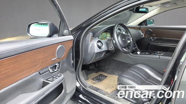 Jaguar XJ 2016 — photo 10