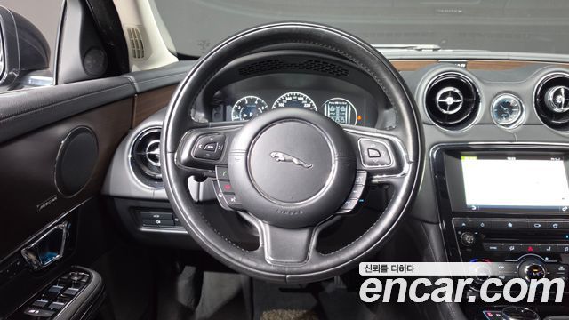 Jaguar XJ 2016 — photo 13