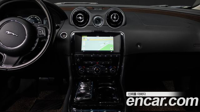 Jaguar XJ 2016 — photo 14