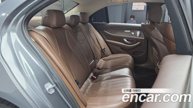 Mercedes-Benz E-Class 2018 — photo 12