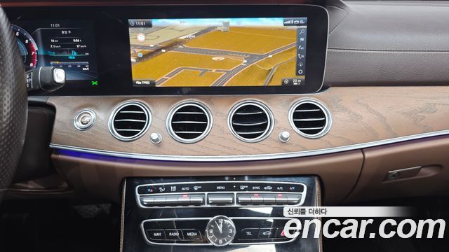 Mercedes-Benz E-Class 2018 — photo 14