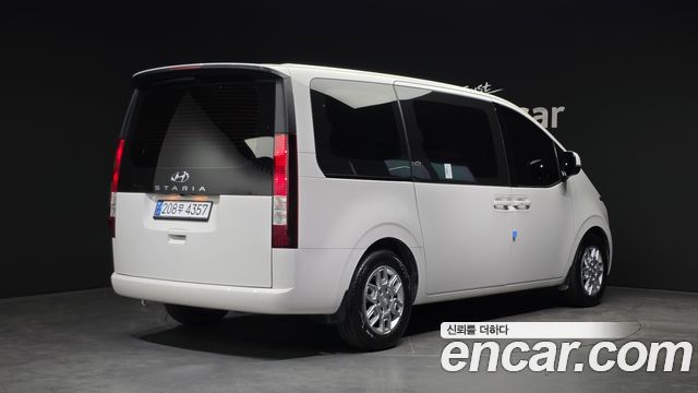 Hyundai Staria 2023 — photo 2