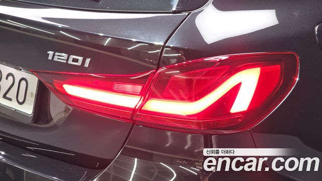 BMW 1-Series 2022 — photo 9